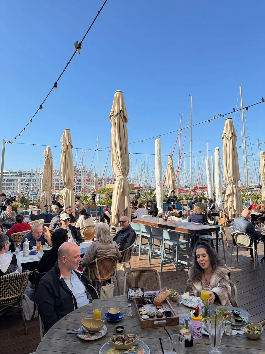 הטרסה של מרינה ביי מלאה באורחים מול תרני המרינה